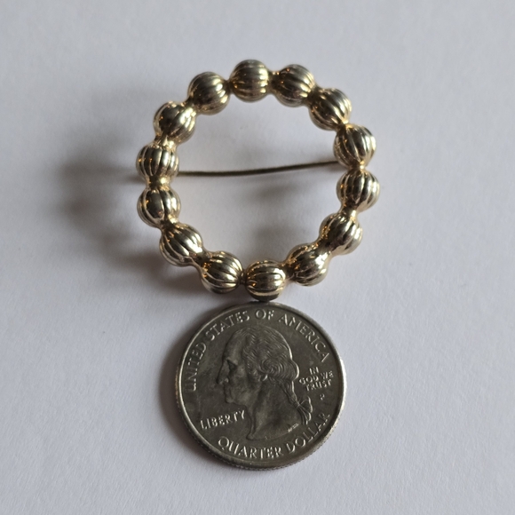 Vintage circle brooch gold tone open pin - Picture 2 of 7